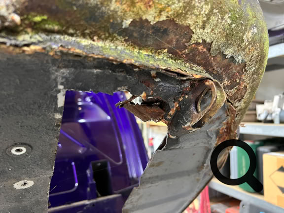 Wanne für die Pedale herausgeschnitten