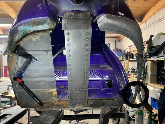 Die Kabinenecke gemäß dem Reparaturblech ausschneiden