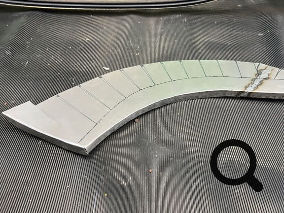 Die Einschnitte auf das Blech übertragen