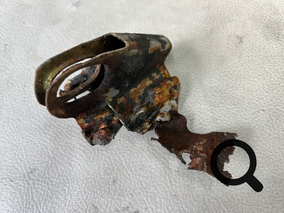 Abschleppöse herausgetrennt