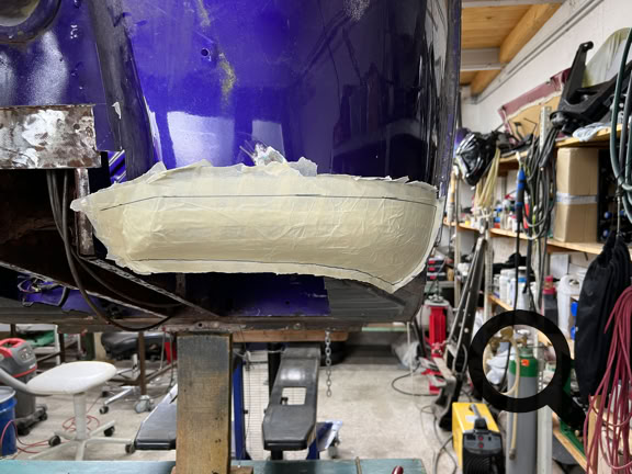 Form der Kabinenecke mit Kreppband abnehmen