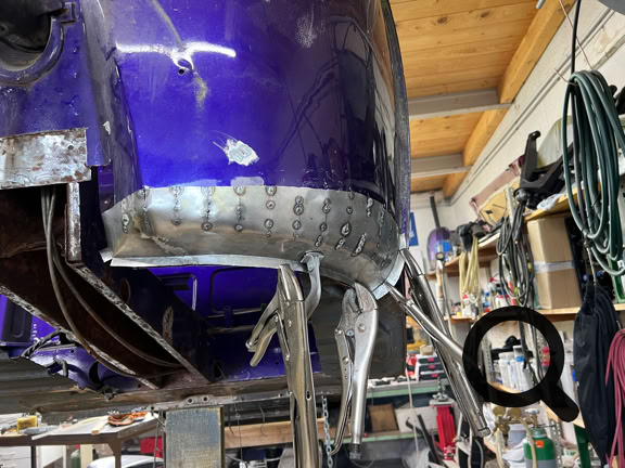 Die Einschnitte zusammenbiegen und heften