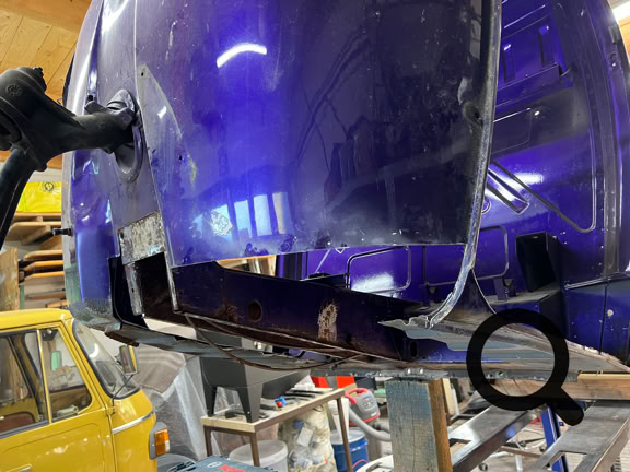 Die Kabinenecke gemäß dem Reparaturblech ausschneiden