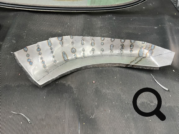 Die Einschnitte zusammenbiegen und heften