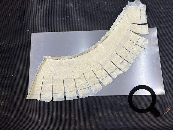 Kreppband einschneiden bis es plan aufliegt
