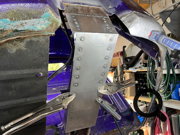 Die Kabinenecke gemäß dem Reparaturblech ausschneiden