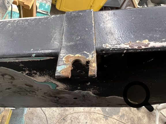 Beschädigte Haltelasche für die Pritsche