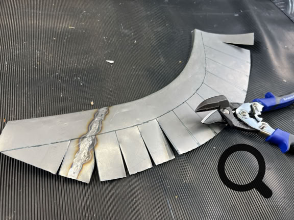 Die Einschnitte ausschneiden