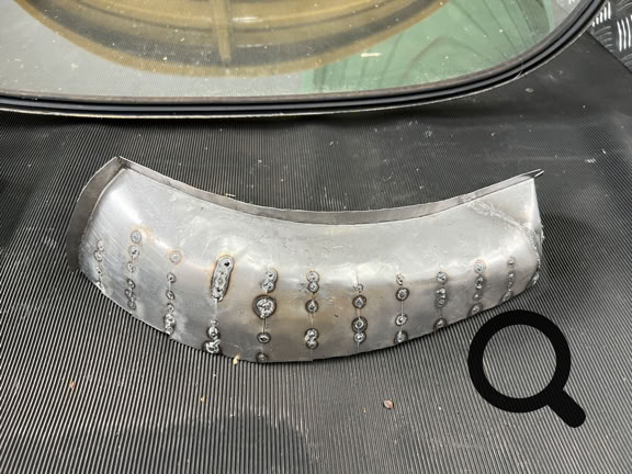 Die Einschnitte zusammenbiegen und heften