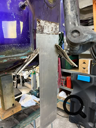 Die Kabinenecke gemäß dem Reparaturblech ausschneiden